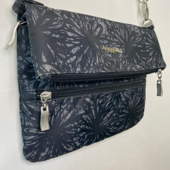 Baggallini Onyx Floral Flip Zip Crossbody Bag - Picture 3 of 12